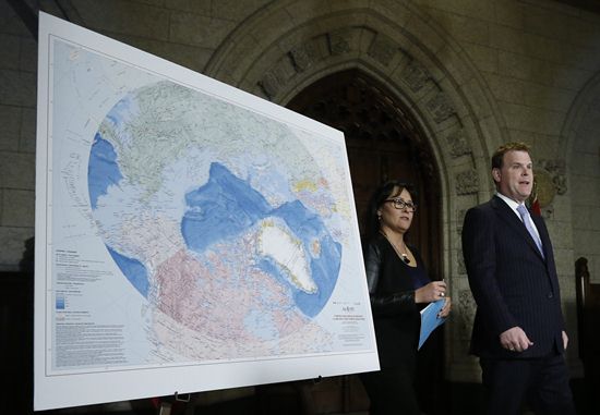 Au centre de l’attention internationale : huit pays ont leurs côtes au contact de l’océan Arctique. On voit ici John Baird et Leona Aglukkaq, respectivement ministre des Affaires étrangères et ministre de l’Environnement du Canada, à côté d’une carte de l’Arctique à une conférence de presse.