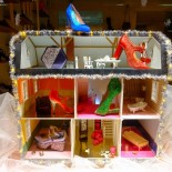 Para a designer de calçados finlandesa Mina Parikka, dona de uma loja de destaque na Rua Alexander, o Natal é o pretexto ideal para decorar a vitrine de modo tão chamativo quanto os calçados e acessórios que vende (como se um pretexto fosse necessário).