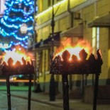Le feu crépite dans deux vasques ornementales signalant l’entrée d’un restaurant de la rue Sofiankatu, à quelques mètres de la place du Sénat.