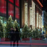 Décorations lumineuses de Noël et lumières de la circulation automobile s’entrecroisent à l’autre bout de l’espace piétonnier de la rue Keskuskatu (rue du Centre).