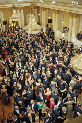 Foto: Oficina del Presidente de Finlandia Un par de miles de invitados charlan, beben, bailan y posan para los medios de comunicación en el Palacio Presidencial, durante la recepción anual del Día de la Independencia.