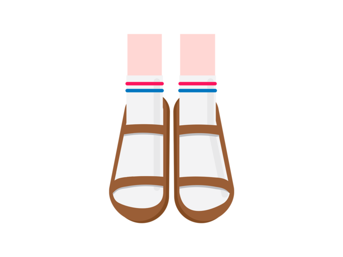  Une paire de pieds avec des chaussettes de tennis blanches et des sandales marron.