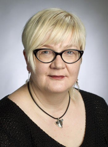 赫尔辛基大学饮食文化教授 Johanna Mäkelä 解释说,芬兰人对于黑麦面包的热衷是源于这个国家物质的匮乏,由于食材种类的限制,黑麦面包便成为了热门。芬兰黑麦面包的甜度要比瑞典黑麦面包低很多。