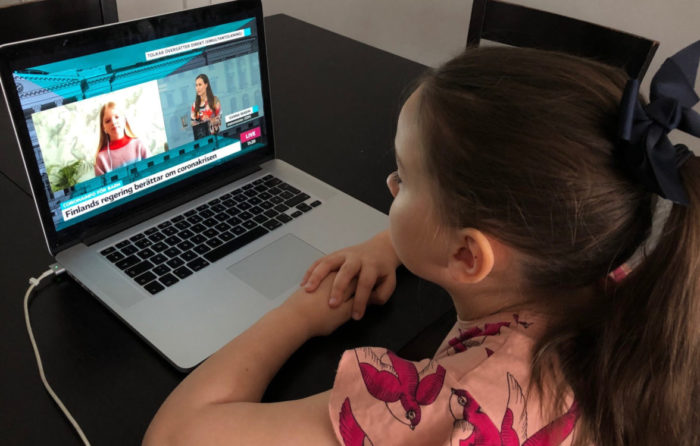 Ein Mädchen sieht sich eine Live-Übertragung der finnischen Ministerpräsidentin Sanna Marin auf einem Laptop an.