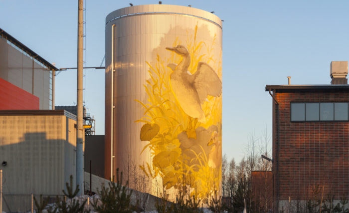 En uno de los lados de una torre cilíndrica puede verse un mural con dos patos.