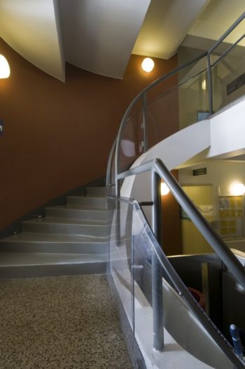On voit un escalier intérieur. 