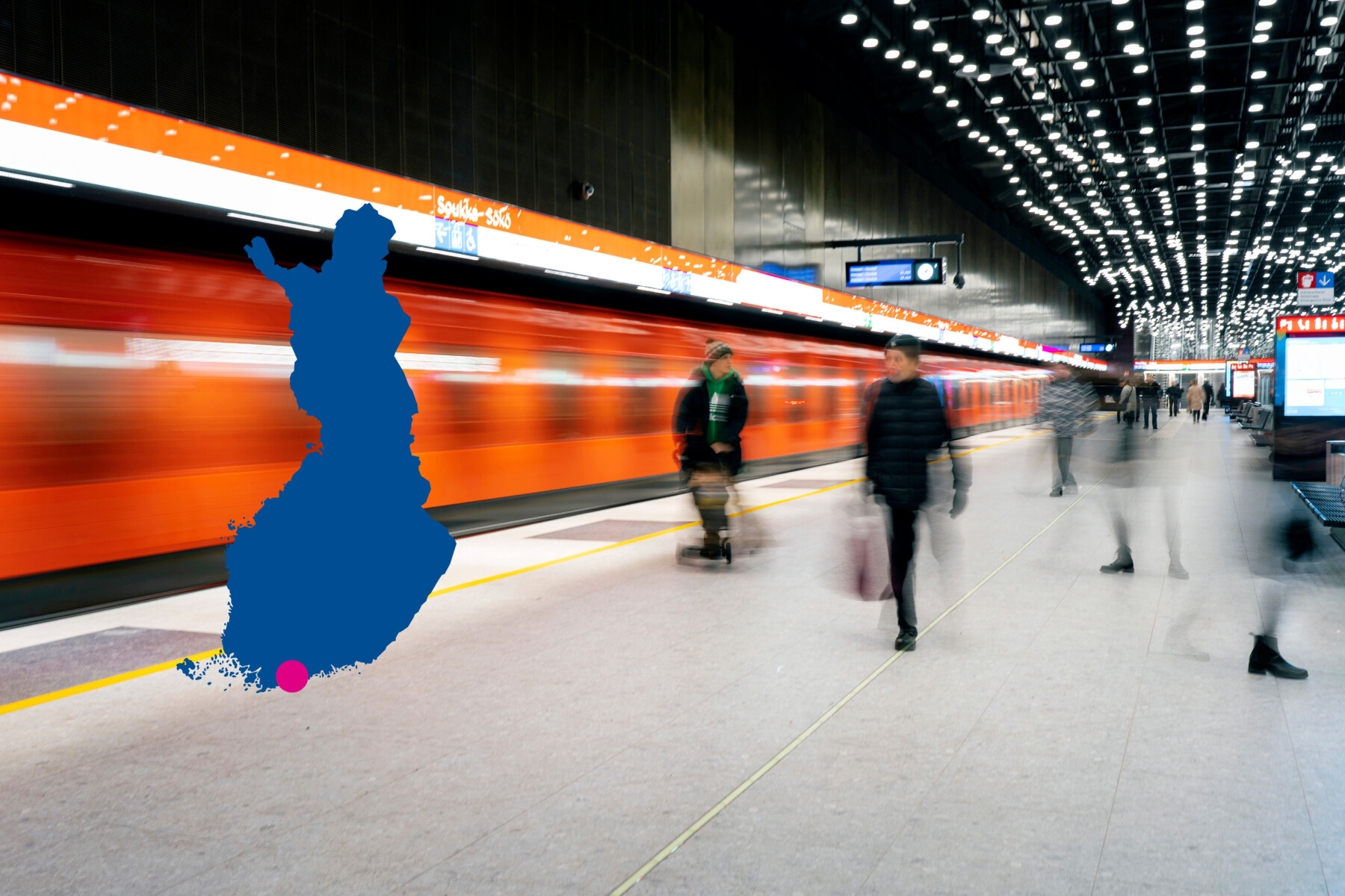 Размытое изображение оранжевого поезда метро, который отправляется со станции в городе Эспоо, расположенном на юге Финляндии (его месторасположение отмечено красной точкой на синем силуэте карты Финляндии).