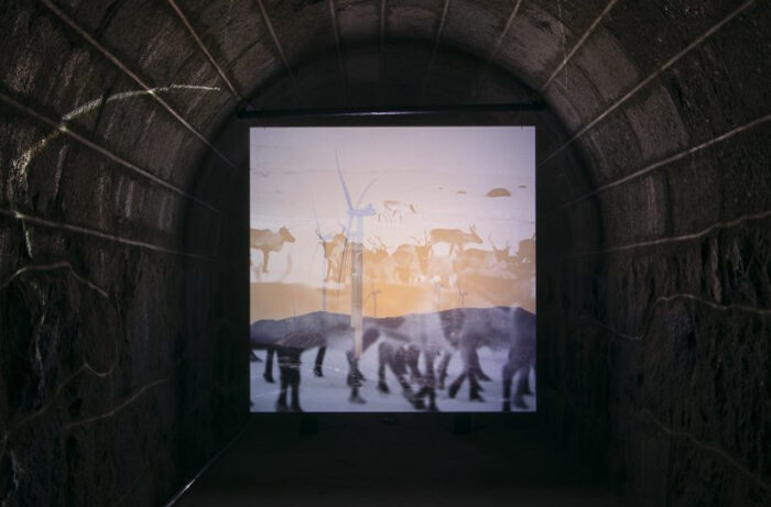 A square-shaped screen shows two pictures at the same time: a windmill and a group of reindeer.